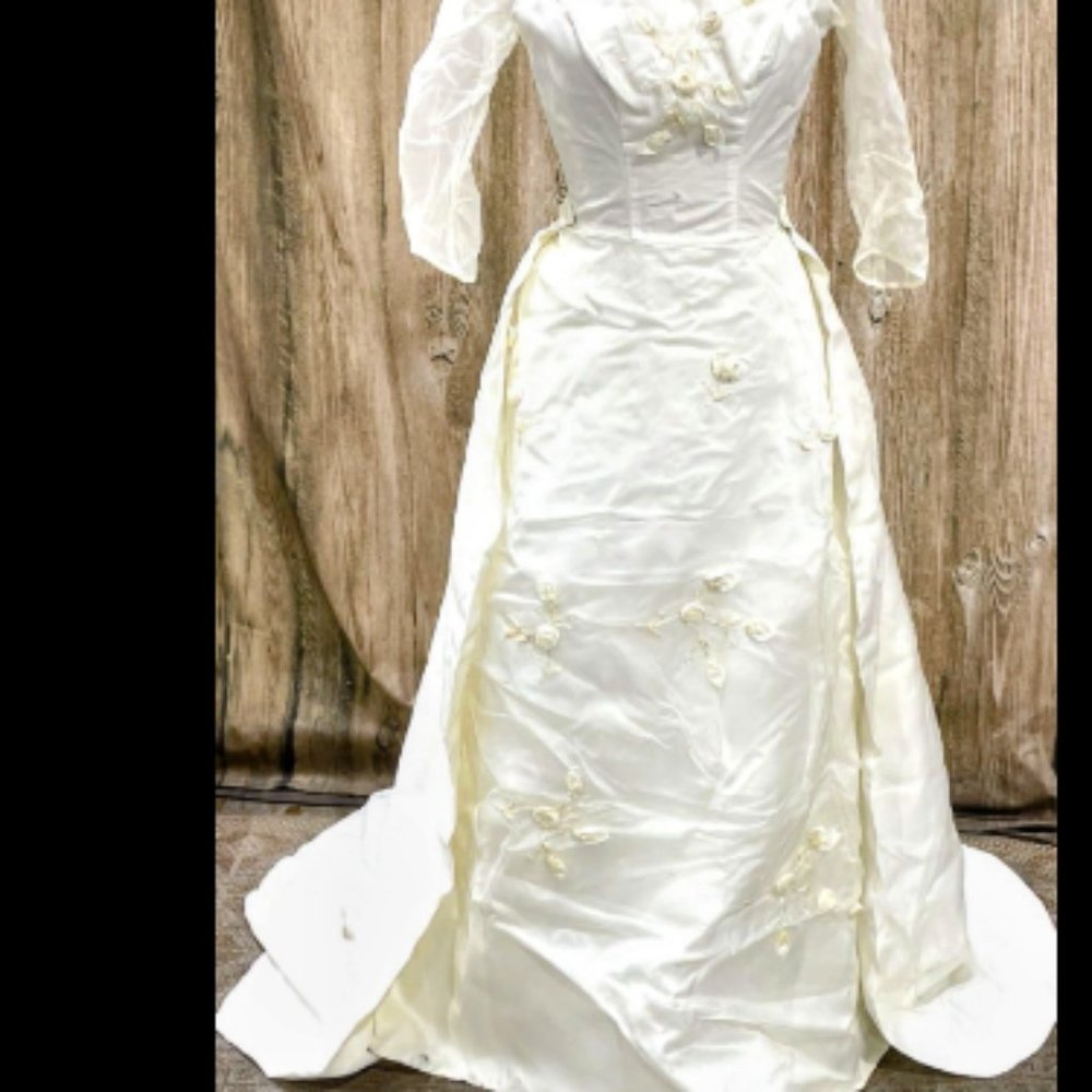 Vintage Hand Made Highly Detailed Wedding Dress w/ Detachable Train Size 2